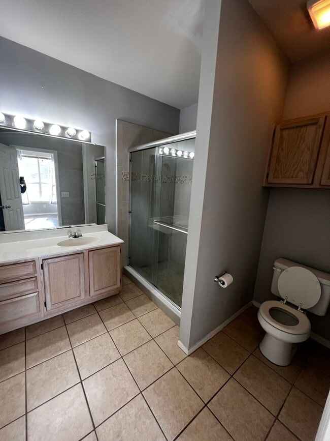 Building Photo - 2 Bed, 2 bath condo located  in a gated co...