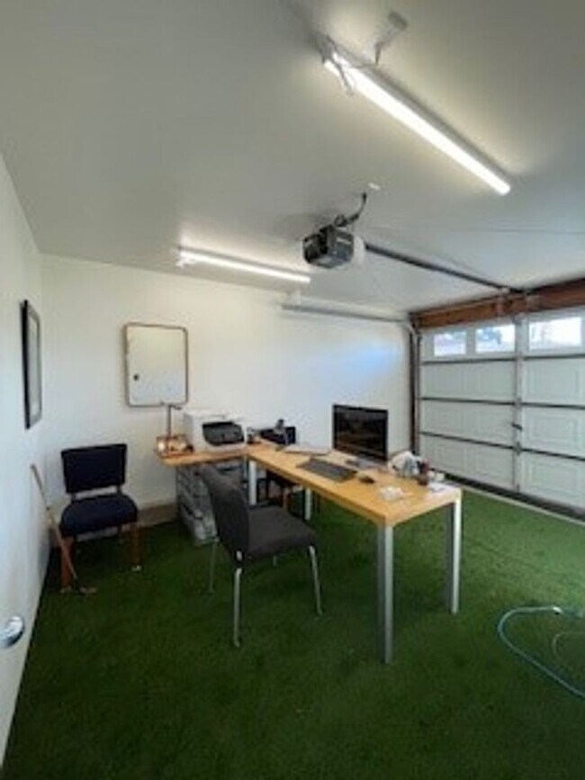 Building Photo - 481 Hillview St