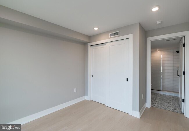 Building Photo - 6604 Ridge Ave