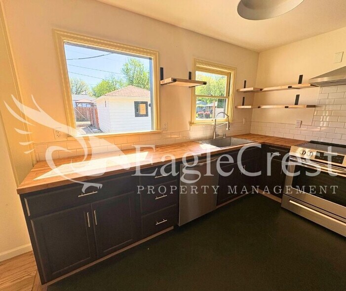 Building Photo - Charming 2 Bed, 2 Bath Home with Updated Kitchen & Outdoor Living Space