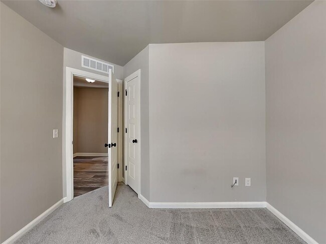 Building Photo - 460 Nest Cir
