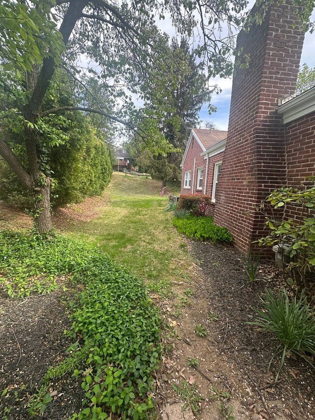 Building Photo - Available Now- 3 Bedroom Home in York!
