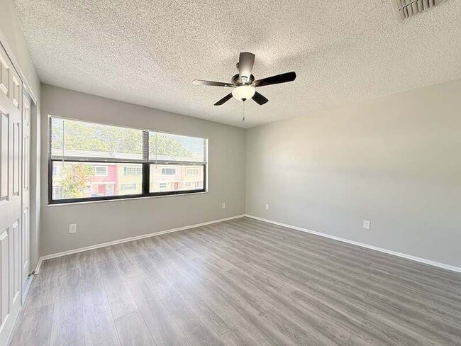 Building Photo - 2820 S Pines Dr
