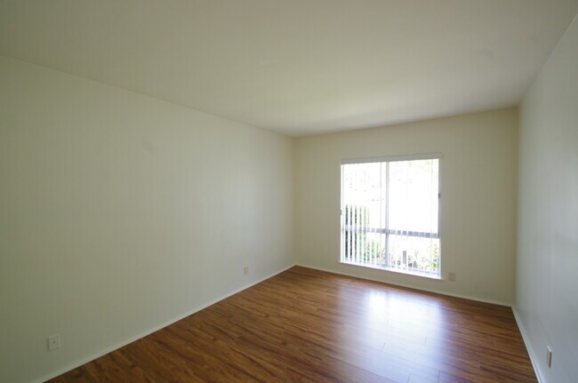 Building Photo - 1072 Hendrix Ave