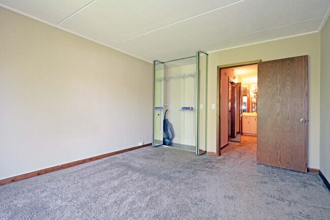 Building Photo - Available now - Top-Floor Living with Style and Convenience in Minnetonka!