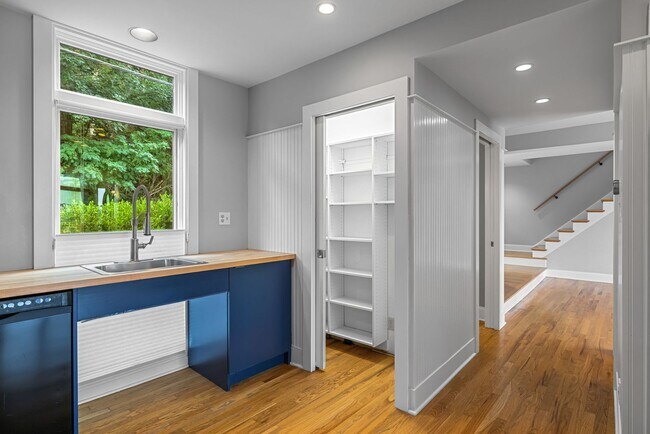 Building Photo - *Beautifully Updated & Spacious 4BD/2.5BA Single Family Home Available in South Side Slopes*