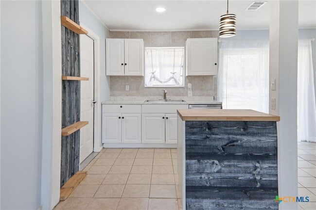 Building Photo - 1403 Little St