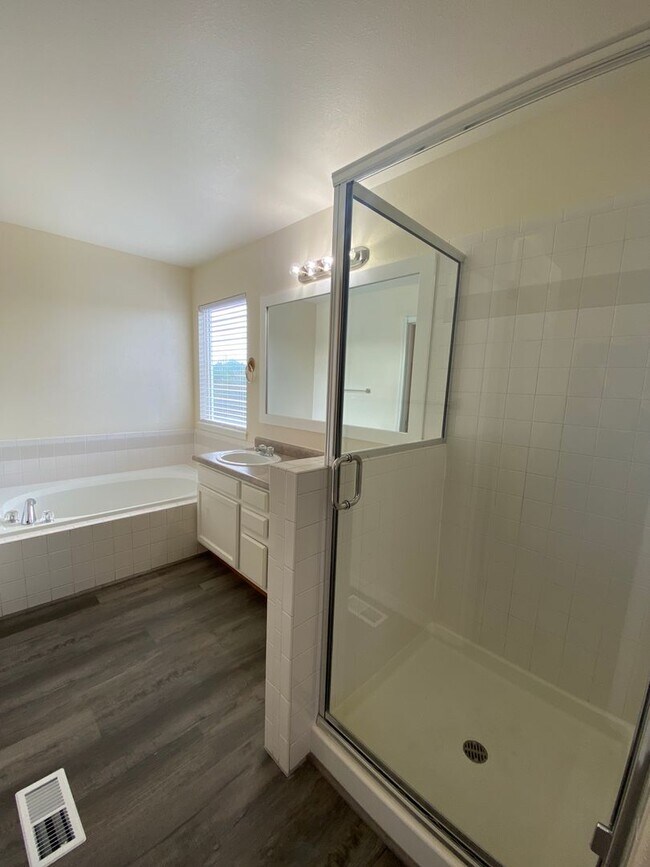 Building Photo - 3 Bedroom 2 Story in Millers Crossing