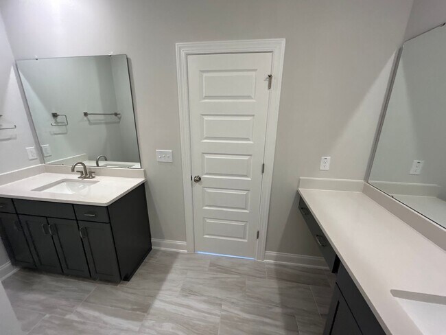 Building Photo - Luxury Condo in Raleigh - 3 beds|2.5 baths...