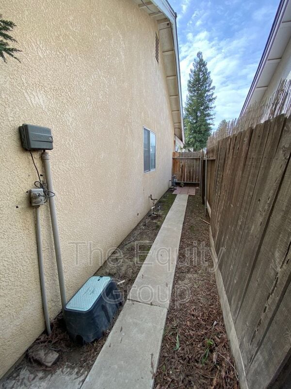 Building Photo - 5936 W Oak Ave