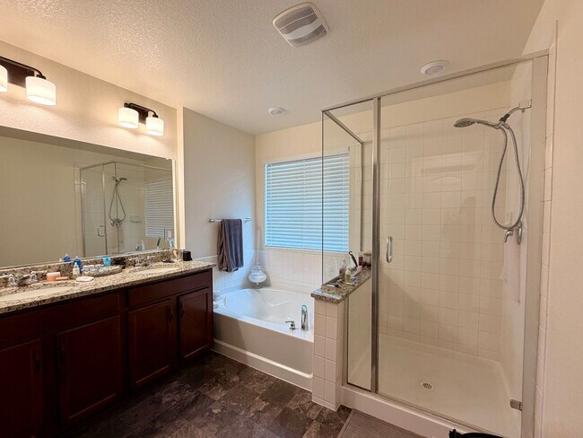 Building Photo - HUGE 3BR Home Built in 2020 with Office, Loft & Mountain Views