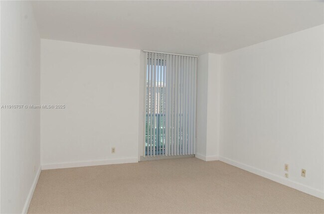 Building Photo - 100 Bayview Dr