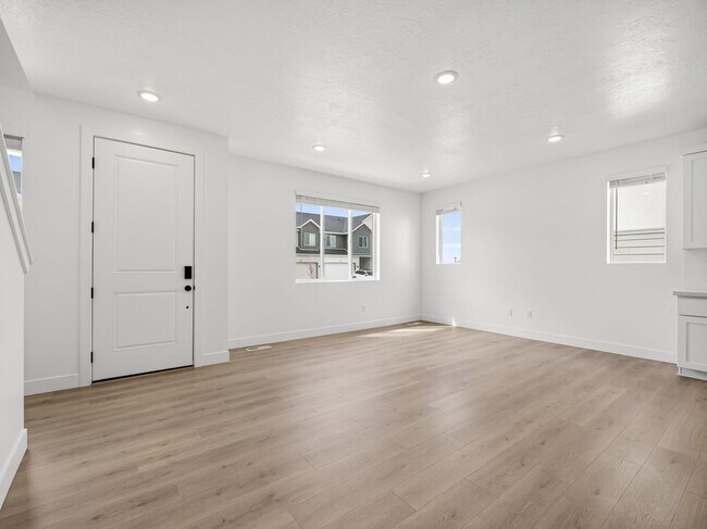 Building Photo - 3 Bed / 3.5 Bath Townhome in Mapleton – Modern, Spacious & Well-Located