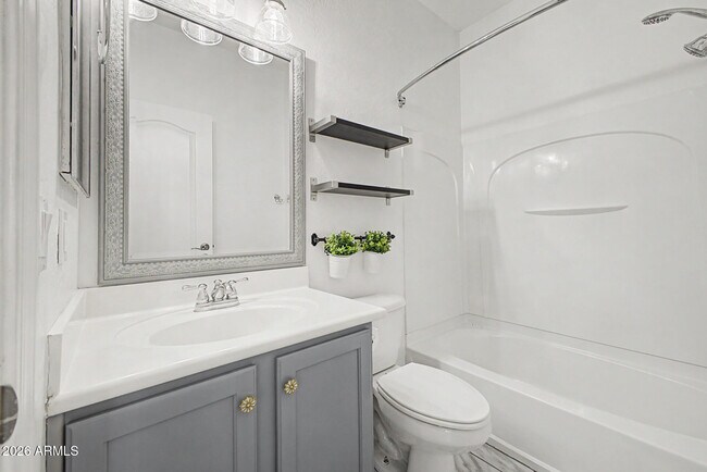 Building Photo - 2233 E Huntington Dr