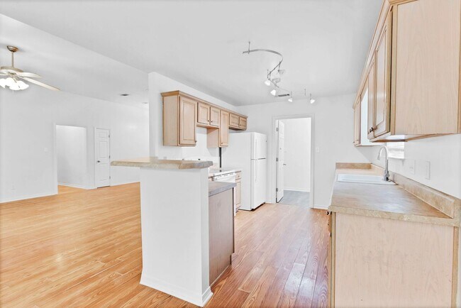 Building Photo - 4/2 in Stratford Glen Subdivision