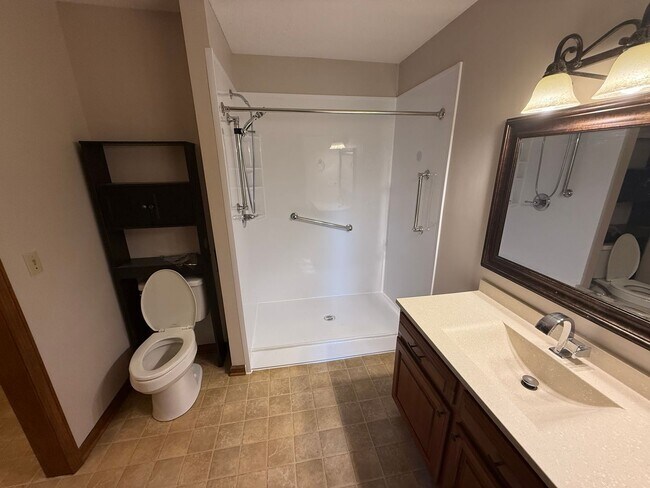 Building Photo - Big on Space. Big on Convenience. Big on Comfort.