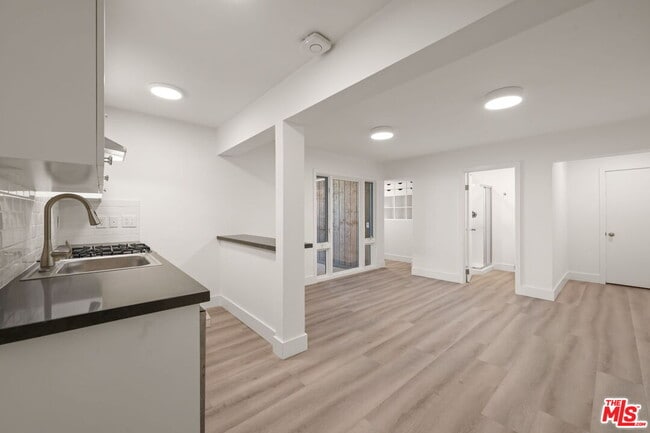 Building Photo - 6821 E Ocean Blvd