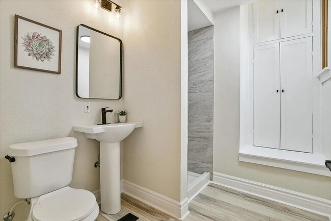 Building Photo - 3BD, 2BA House for Lease in Highlands Square