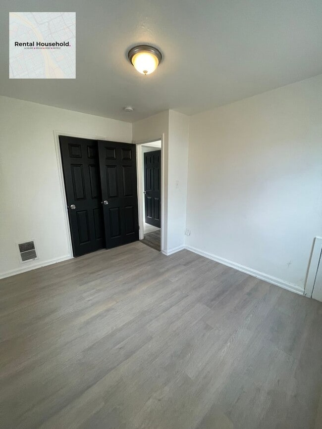 Building Photo - Bright & Airy 3-Bedroom Bungalow-Move-In Ready!