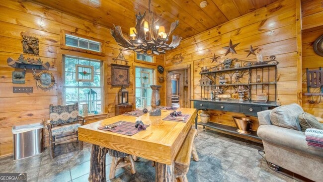 Building Photo - 911 Summit Way