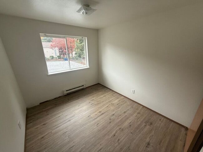 Building Photo - Well-Maintained 2 bed, 2 bath unit in 4-Plex in Desirable Auburn Neighborhood!