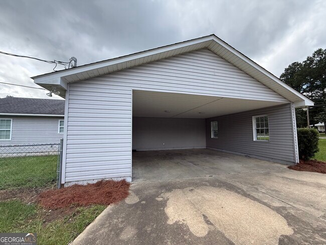 Building Photo - 136 Trinity Rd