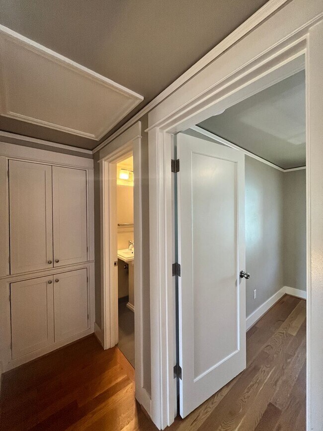 Building Photo - Gorgeous 2-Bedroom Townhome! Hardwood Floo...