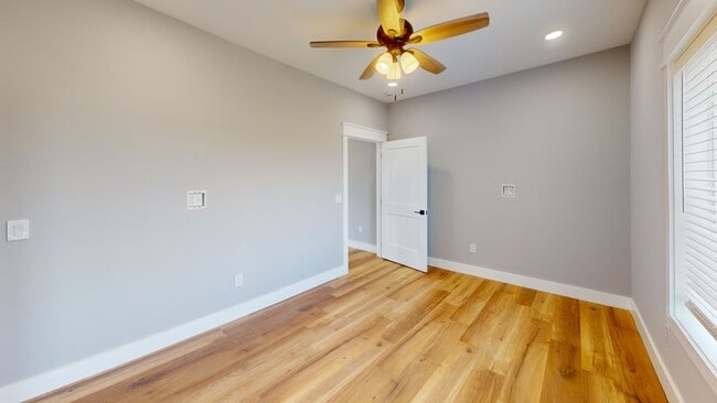Building Photo - 1209 Hedge Ave