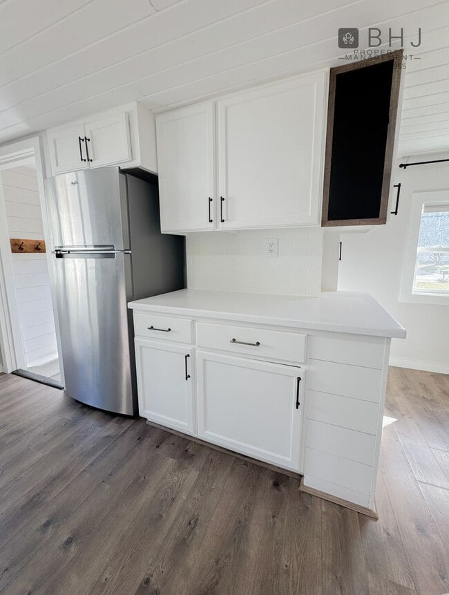 Building Photo - DOG FRIENDLY, 3 BED/ 1.5 BATH SINGLE FAMIL...