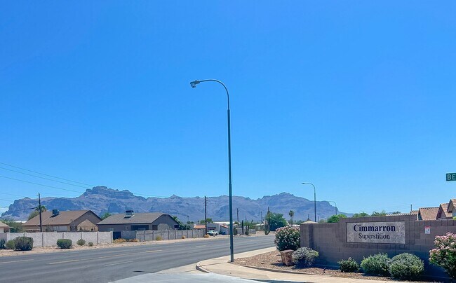 Building Photo - 927 E Yuma Ave