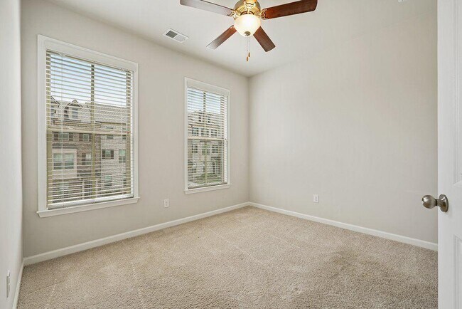 Building Photo - 4240 Hickory Pne Aly