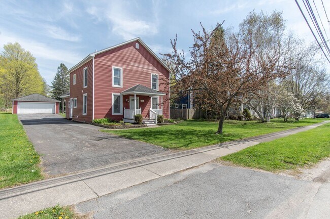 Building Photo - Charming 3Bed/2Bath Home Minutes from Fort Drum | Pet Friendly | Garage + Spacious Yard