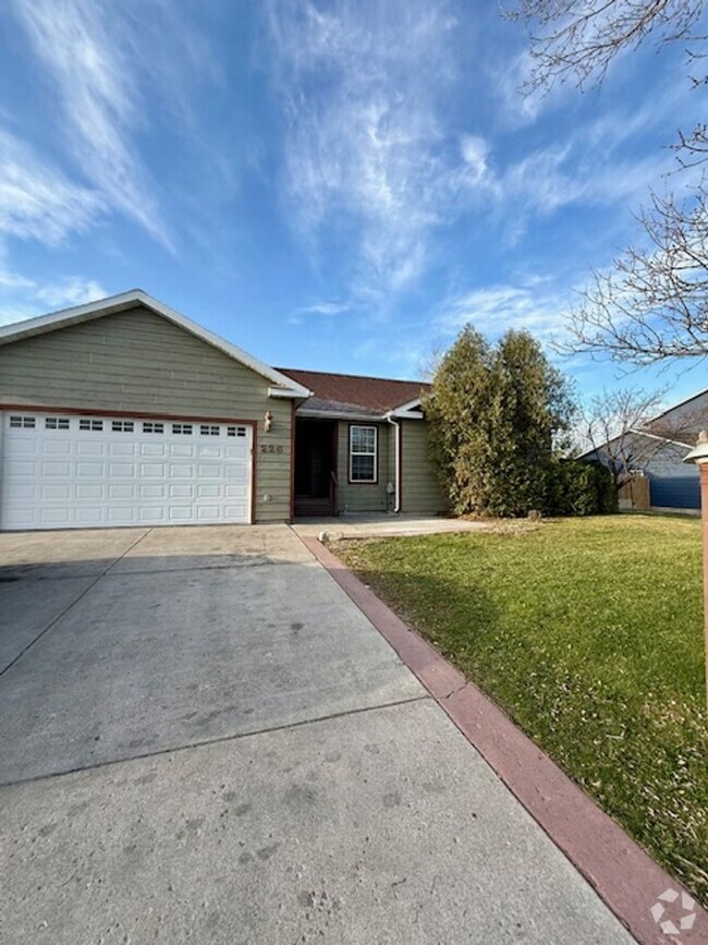 Building Photo - Beautiful 3 Bedroom 2 Bathroom House with ...