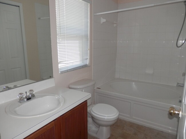 Building Photo - 3 Bedroom 2 Bathroom Home in Riverview, FL...