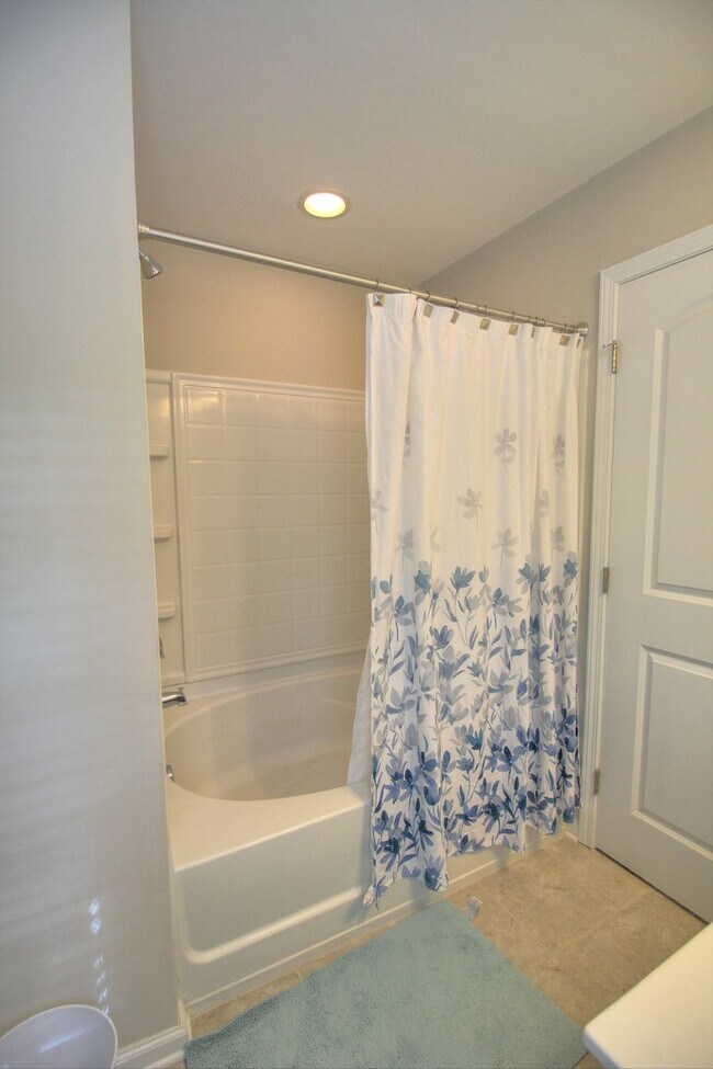 Building Photo - Lovely 3 Bedroom Townhome Minutes to Duke ...