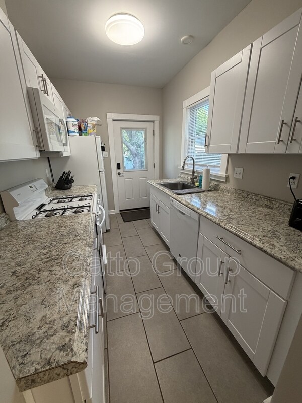 Building Photo - 1305 W 106th St