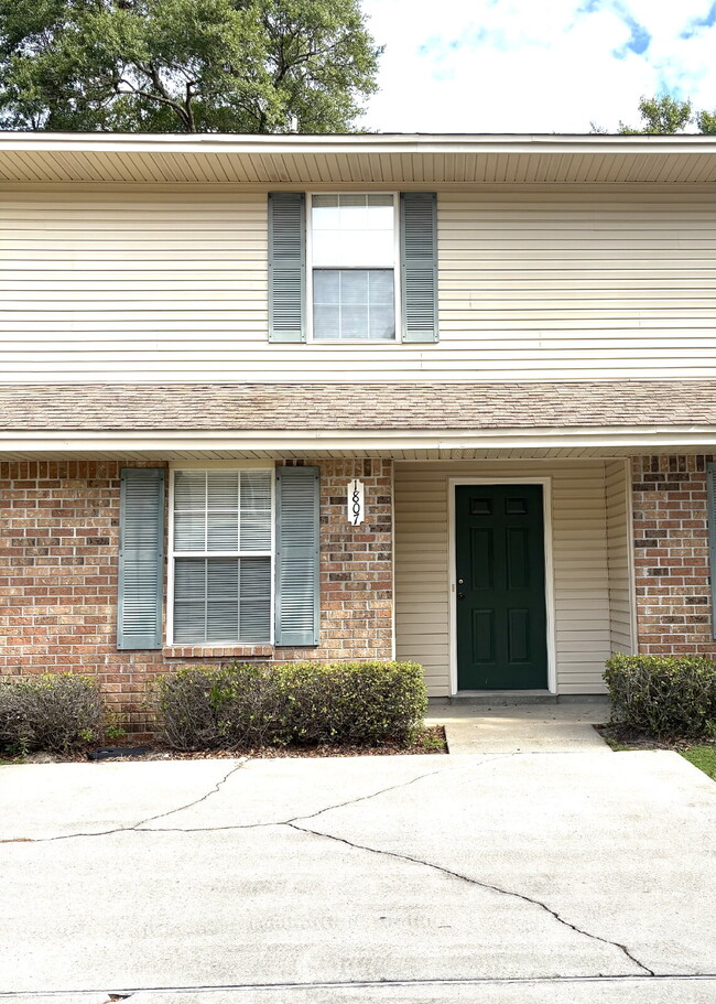 Building Photo - "Charming 2-Bedroom Townhouse in Fort Walt...