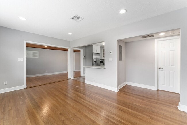 Building Photo - Charming & Updated 2/2 Home in Colonial Ac...