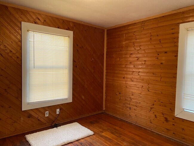 Building Photo - 919 Oak Ln