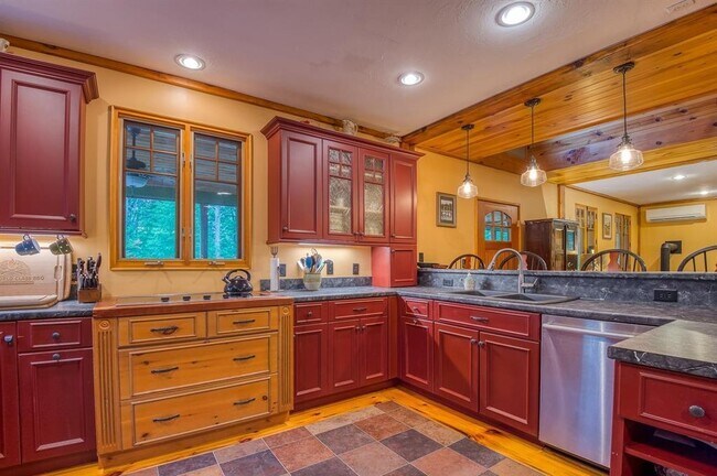 Building Photo - 34 Mirror Lake Dr