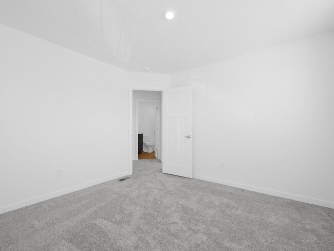 Building Photo - Modern 3 Bed, 2.5 Bath Condo – Spacious, S...