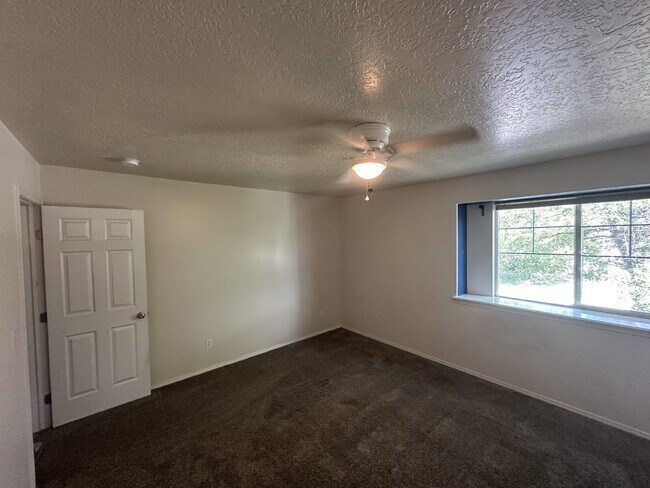 Building Photo - "Spacious 4-Bedroom Gem with 2.5 Bathrooms...