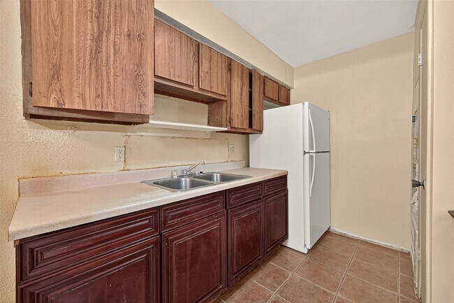 Building Photo - 8201 Richmond Ave.