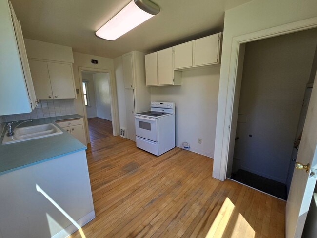 Building Photo - Beautiful North Side Home! Available Now!