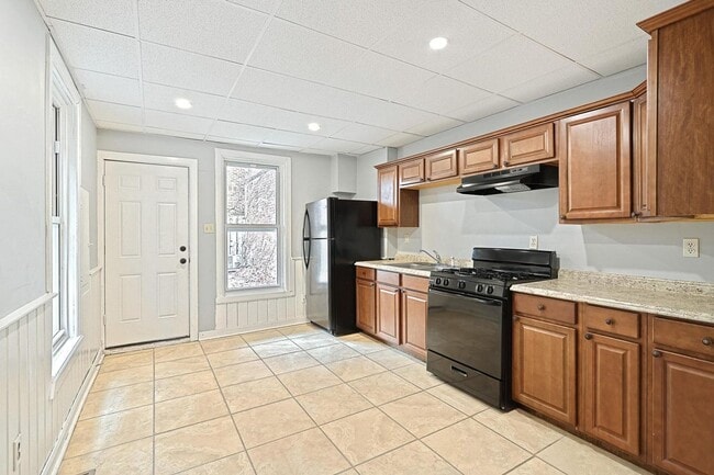 Building Photo - Coming Soon - Spacious 5 Bedroom, 1 Bath H...