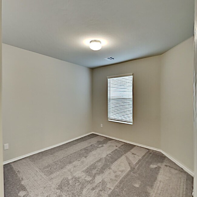 Building Photo - Very Nice 3 Bedroom 2 Bath Home in Yukon S...