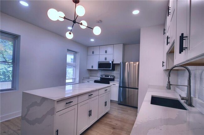Building Photo - 1327 Reddour St