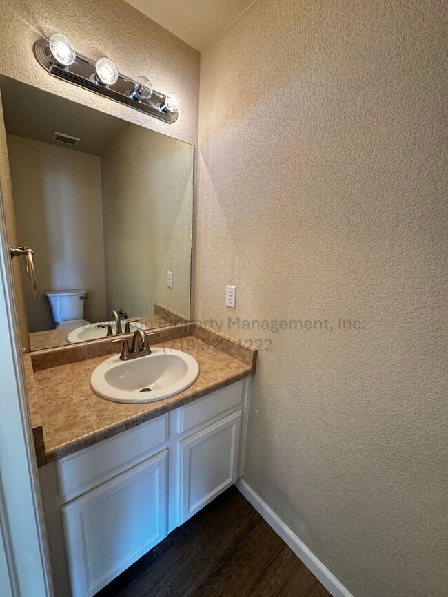 Building Photo - Gorgeous 5 Bedroom House in Security-Widefield