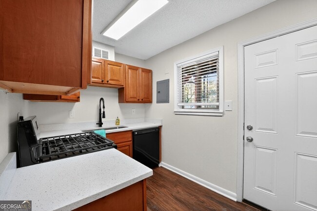 Building Photo - 2516 Peachwood Cir NE