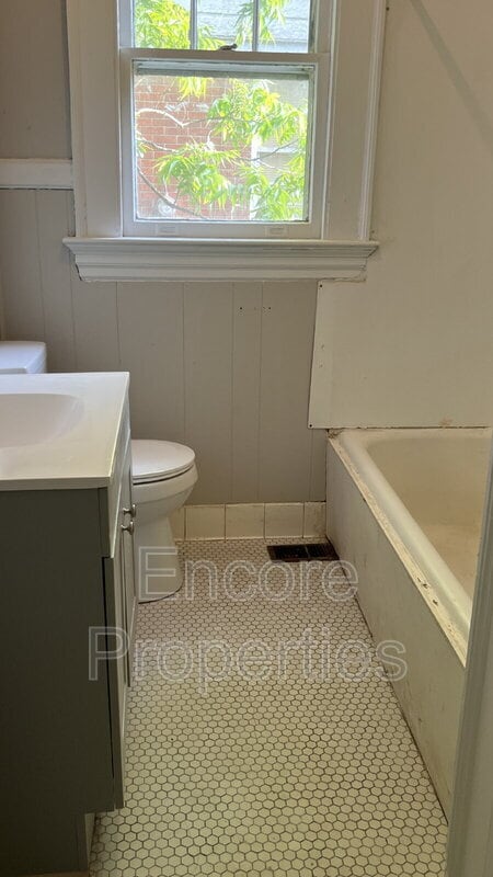 Building Photo - 705 Rhem St